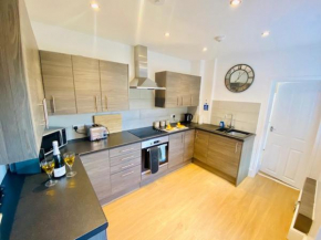 Cannock House ~ 4 Bedrooms all with ensuite., Rugeley